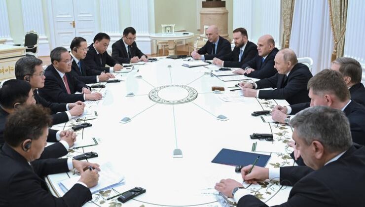 Putin ve Li Qiang Moskova’da Bir Araya Geldi: Stratejik Ortaklıkta Yeni Dönem