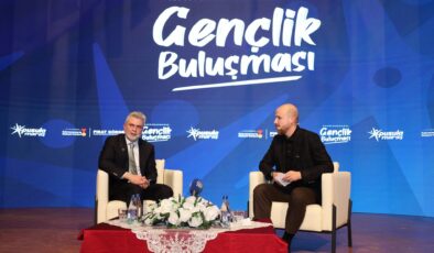 Pusula Maraş Gençlik Buluşmasına Yoğun İlgi: Salon Doldu, Gençler Geleceğe Dair Sorularını Sordu