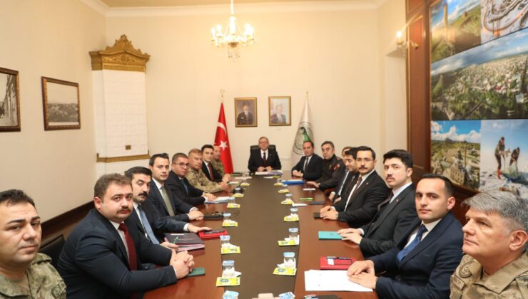 Kars’ta Güvenlik ve Asayiş Toplantısında yeni yıl öncesinde alınacak tedbirler değerlendirildi