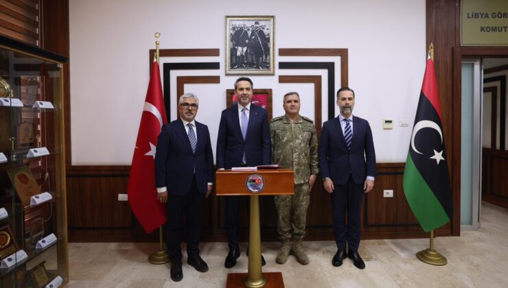 Bakan Bayraktar, Libya’da Mehmetçik ile Bir Araya Geldi