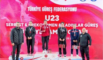 Yalova Üniversitesi Öğrencilerinden Minderde Altı Madalya