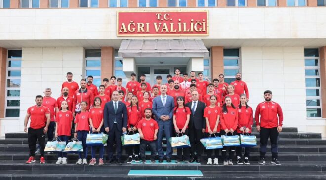 Vali Dr.Önder BOZKURT, ili başarıyla temsil eden 32 sporcu ve antrenörlerini makamında ağırladı.
