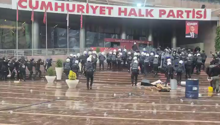 Polis Ekipleri CHP Genel Merkezi’ne Girdi: Bahçe Kapısı Yıkıldı, Biber Gazlı Müdahale Gerçekleşti