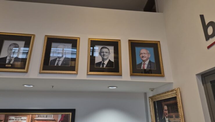 Kemal Kılıçdaroğlu’nun Fotoğrafı Ve İsimliği CHP Genel Merkezi’ne Yeniden Asıldı