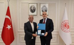 Bakan Işıkhan Girişimci Baqir Ali Sheikh’e Turkuaz Kart Takdim Etti