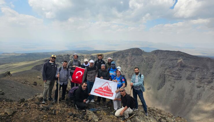 Ağrılı Dağcılardan Büyük Tendürek’e Tırmanış